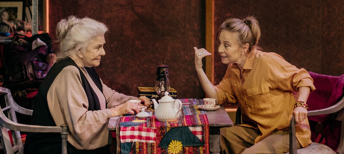 LOLA HERRERA, NATALIA DICENTA Y CARLOS OLALLA EN «CAMINO A LA MECA»