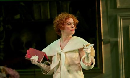 SILVIA DE PÉ EN «LA VENGADORA DE LAS MUJERES»
