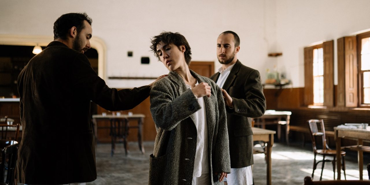 «TEATRO BAJO LA ARENA»
